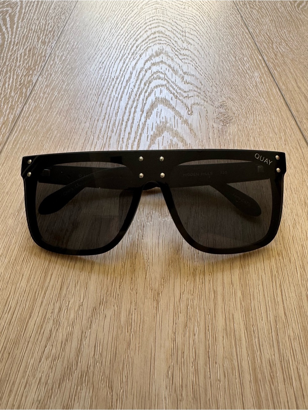 QUAY x KYLIE Limited Ed Sunglasses + Original Protective Pouch